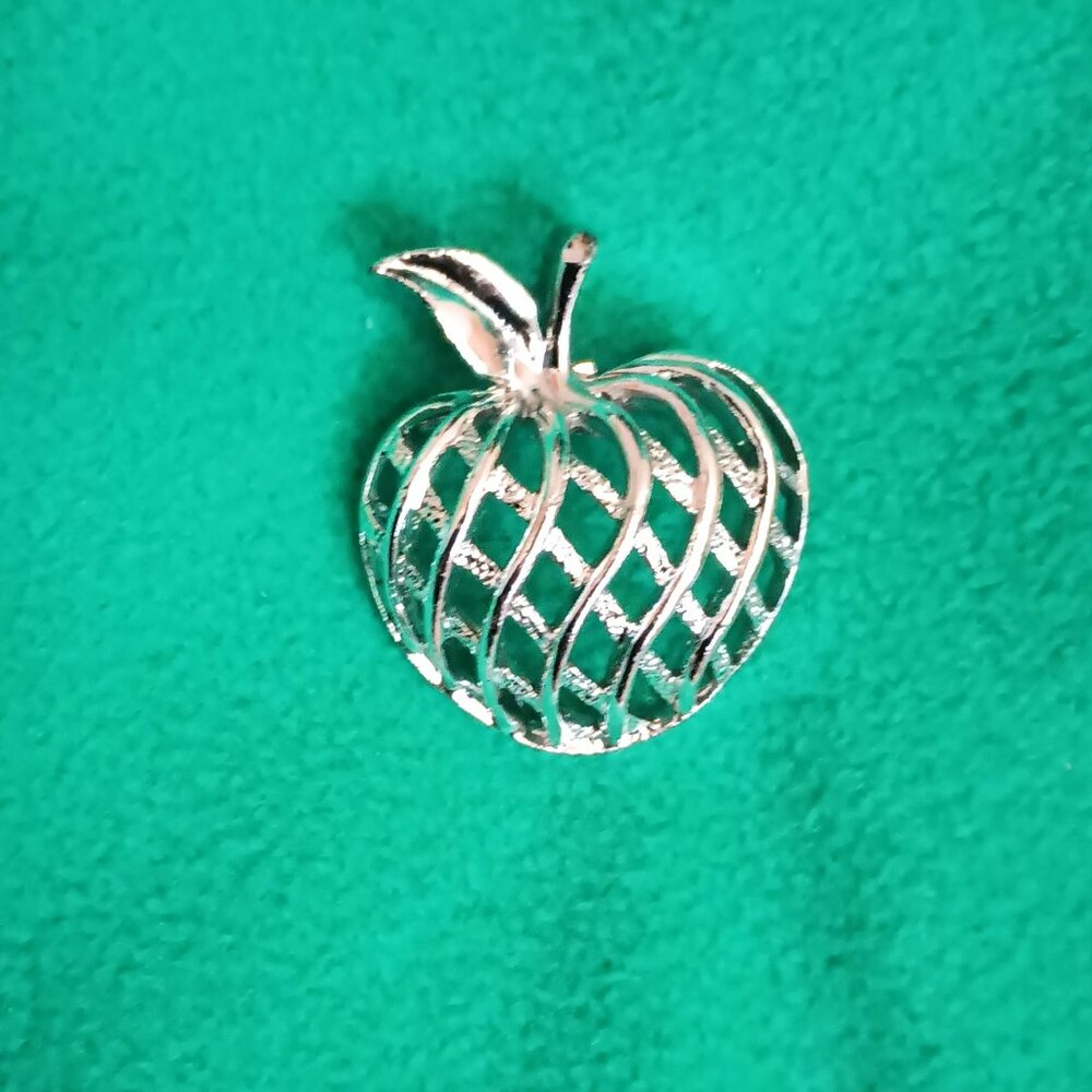 Gerry’s Vtg Open Work Apple Brooch Pendant Silver Tone Lattice Fruit Pin